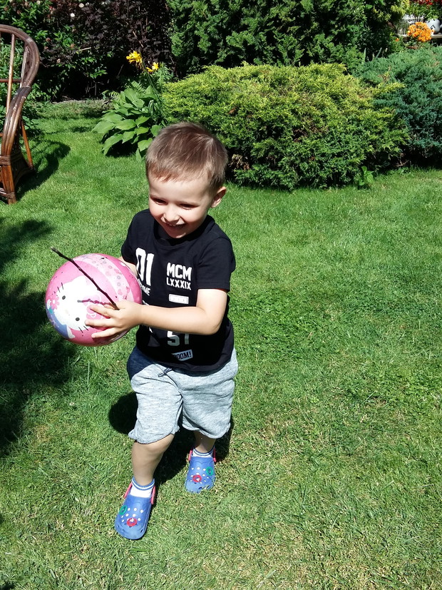 Radość dziecka bezcenna,zwłaszcza,tu w ogródku z dziadkami :) My dorośli,uczymy się od młodszych czerpać radość z życia,uczymy się dystansu,w czasach ,gdy "dziki pęd" jest tak wszechobecny...