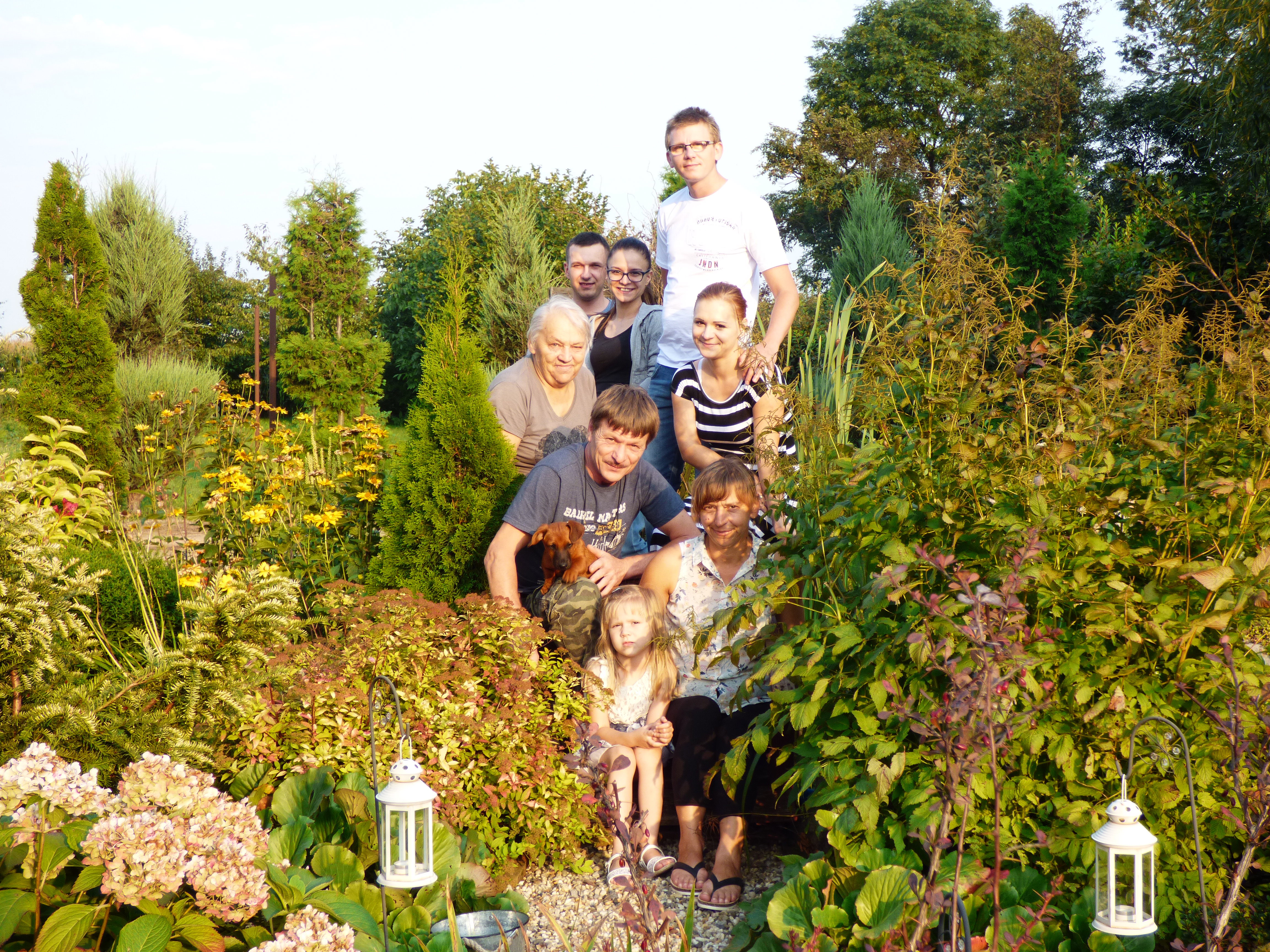 Rodzinnie na mostku w ogrodzie przy oczku wodnym, ulubione miejsce moich wszystkich gości.
Na zdjęciu cztery pokolenia.