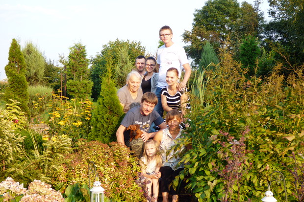 Rodzinnie na mostku w ogrodzie przy oczku wodnym, ulubione miejsce moich wszystkich gości.
Na zdjęciu cztery pokolenia.