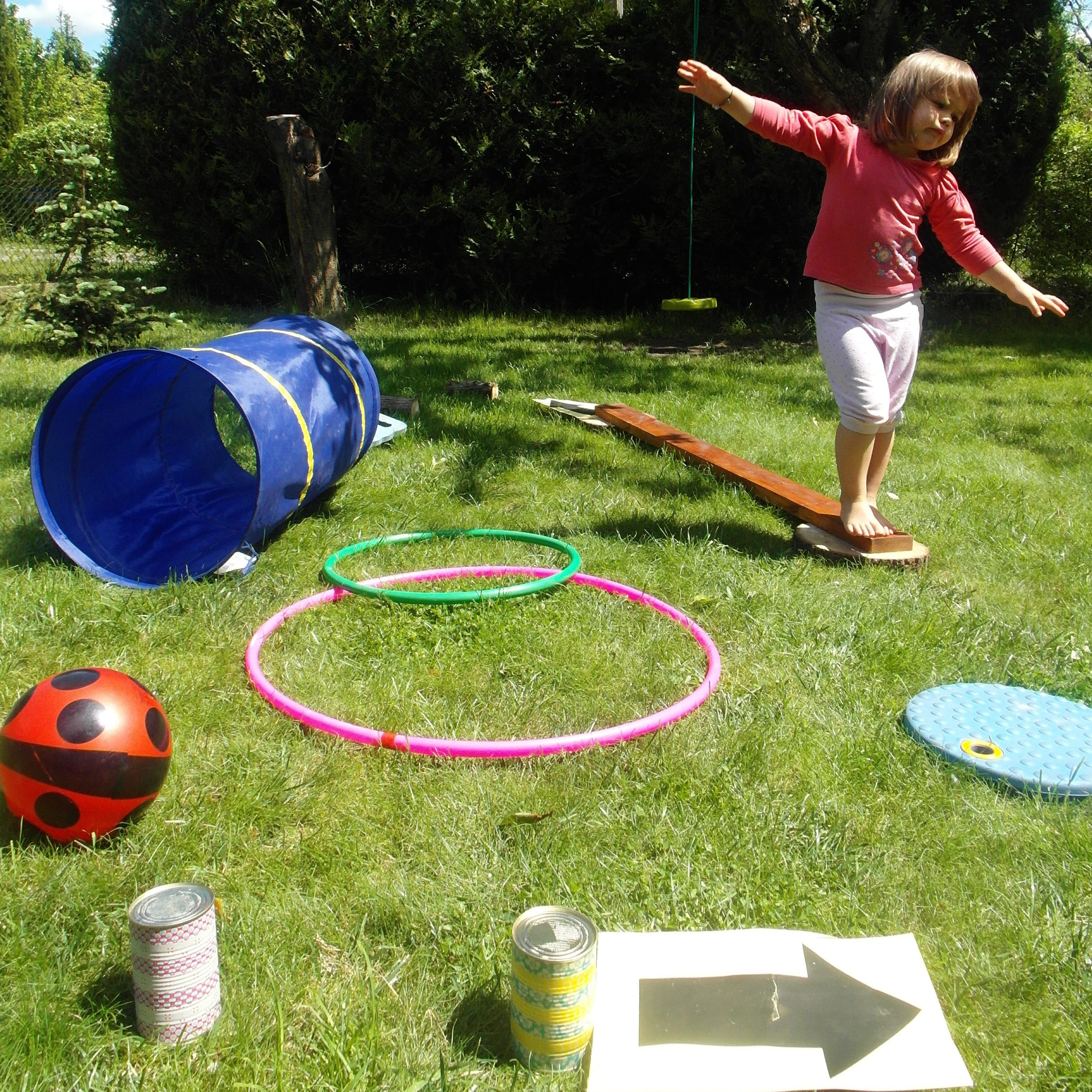 Ścieżka zdrowia na działkowym trawniku