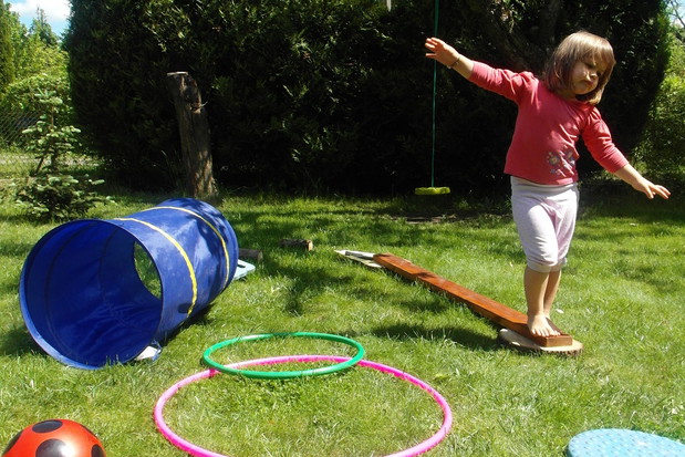 Ścieżka zdrowia na działkowym trawniku