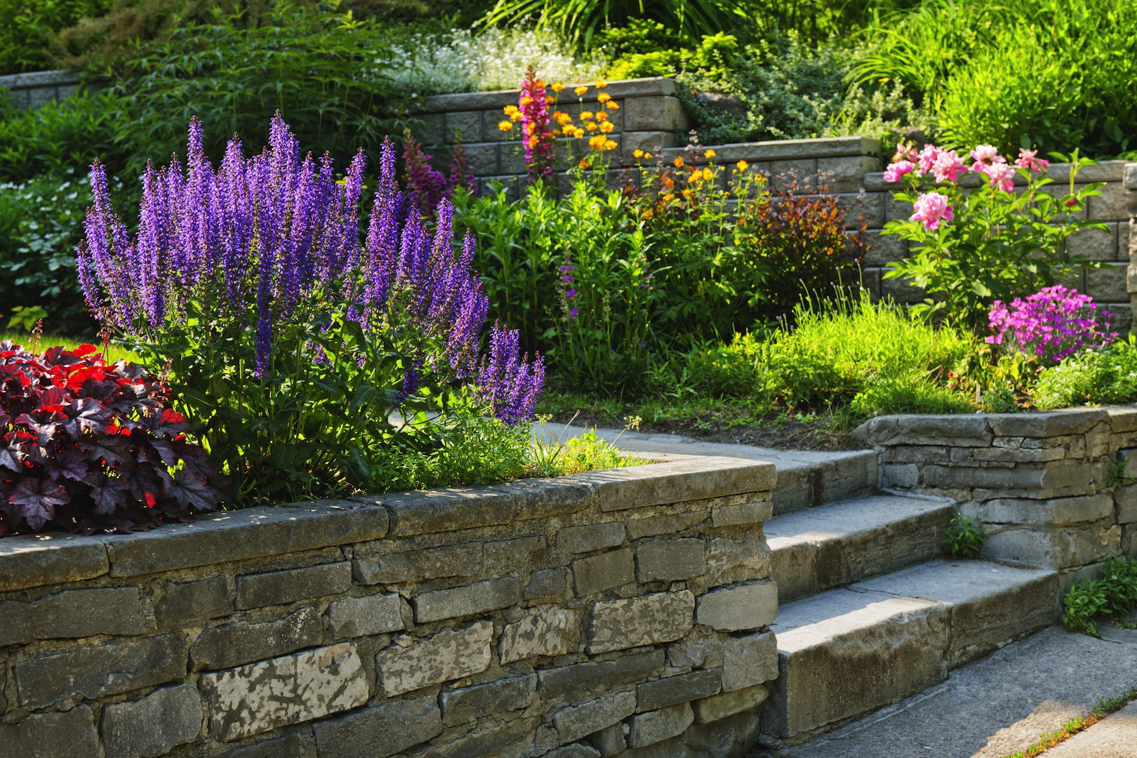 Sztuka zakładania ogrodów to często sztuka kompromisów, polegająca na odpowiednim wykorzystywaniu terenu, na którym ogród ma wkrótce rozkwitać (zdj.: Adobe Stock)