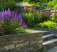 Sztuka zakładania ogrodów to często sztuka kompromisów, polegająca na odpowiednim wykorzystywaniu terenu, na którym ogród ma wkrótce rozkwitać (zdj.: Adobe Stock)