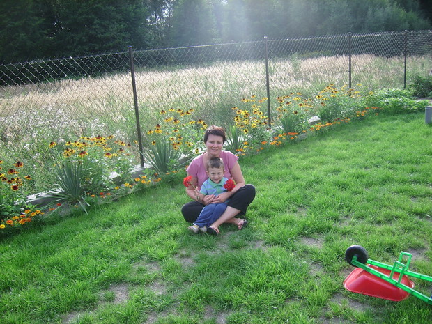 To zazwyczaj ja uchwycam na zdjęciach to co się u nas dzieje, tym razem zdjęcie robił mąż - zdjęcie z czasów, kiedy powstawał ogród