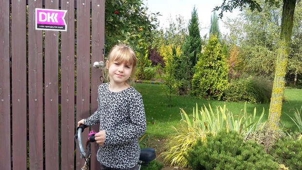 „Tu działa Dyskusyjny Klub Książki”. W sezonie letnim w naszym ogrodzie często odbywają się plenerowe spotkania DKK