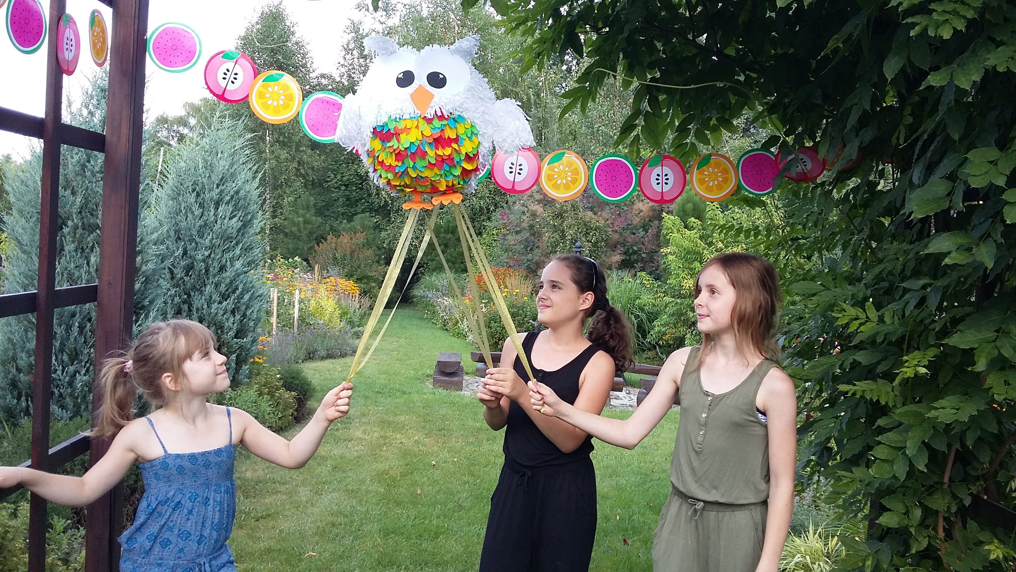 Urodziny w ogrodzie. Zaraz z piniaty wysypie się deszcz słodyczy