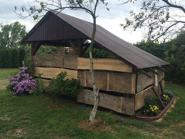 w centralnej części ogrodu stoi przytulna altanka.