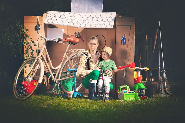 W naszym ogrodzie znajduję się kącik zabaw i niezbędnych narzędzi do pracy w ulubionym przez całą rodzinę miejscu.