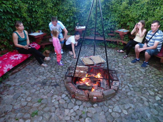 W ogrodzie mamy również wyznaczone miejsce na ognisko tu rodzinnie grillujemy i biesiadujemy wśród zieleni.  