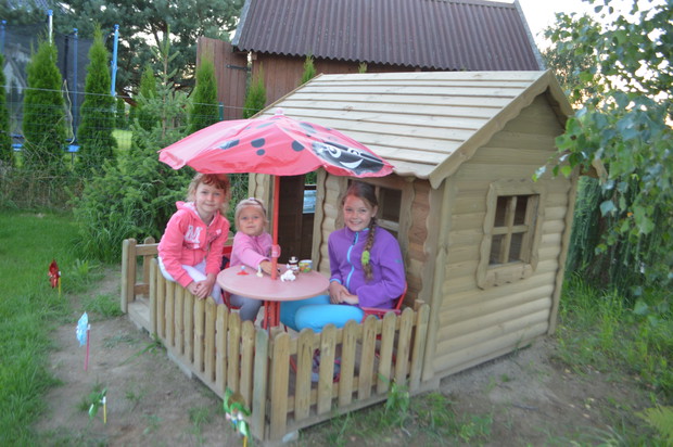 W tym roku w miejsce starego zagajnika leśnego stanął domek do zabawy dla dzieci