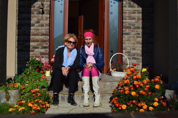 Wejście do mojego domu jest ukwiecone o każdej porze roku, lubię z mamą posiedzieć na schodach :)