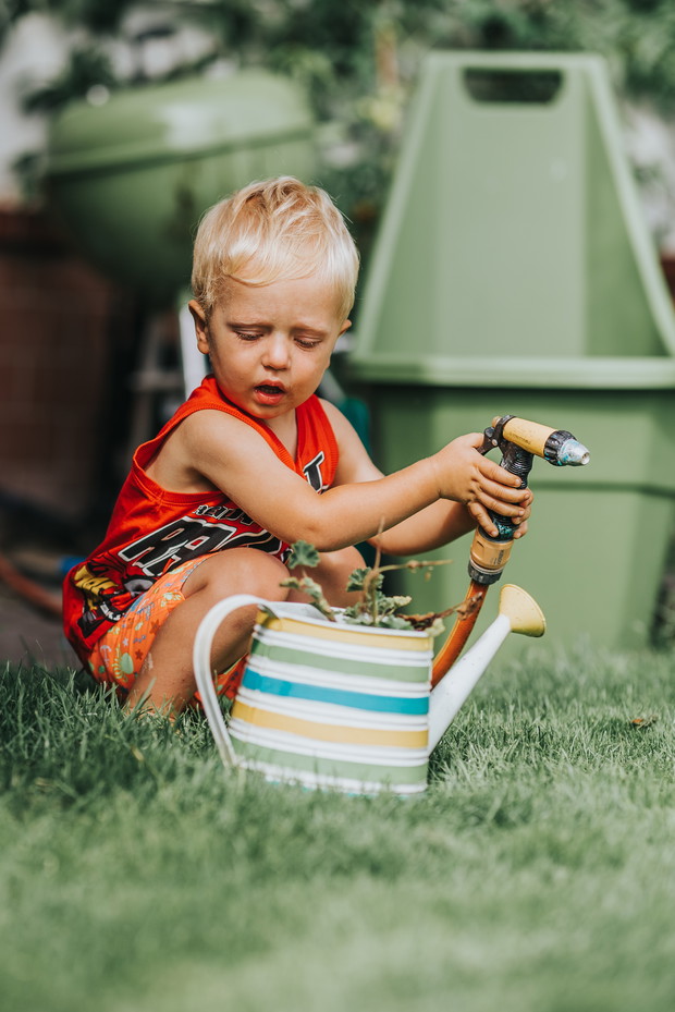 -Witek też pracuje w ogrodzie. A najbardziej ze wszystkiego lubi podlewanie. I podlewa kwiatki z sikawki, a ja się tam chowam i czasami mnie też podleje. Prawda Wiciu?
-Tak