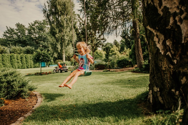 -Witek uczy się kierować, a ja huśtam się wysoko i nogami mogę dotknąć chmury. Witek, czy ty to widzisz?
-Tak