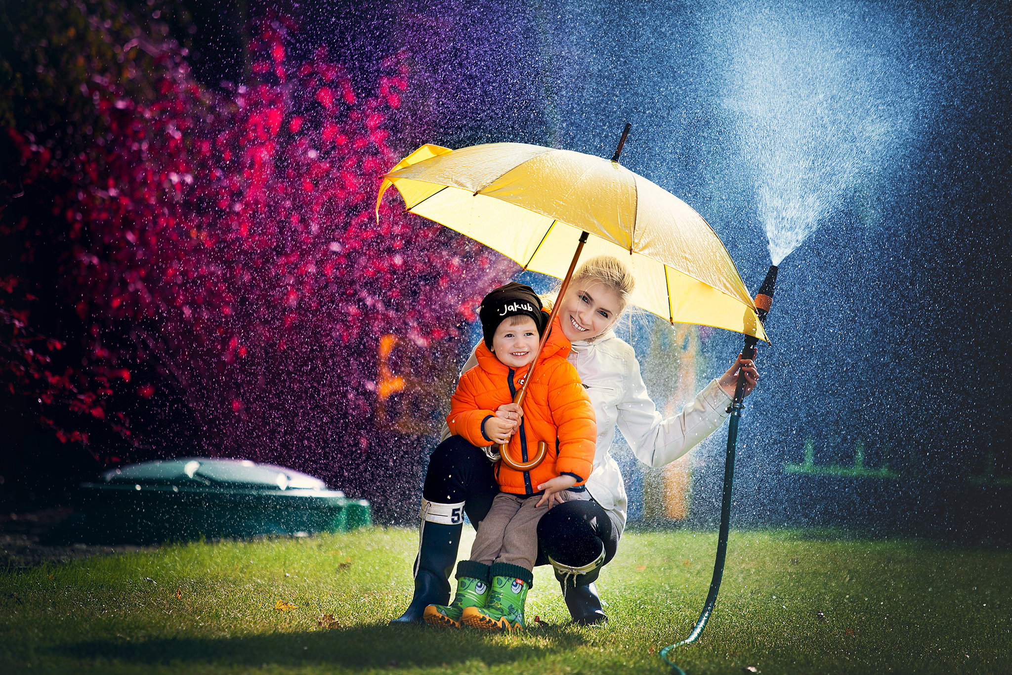 Wspólne zabawy w ogrodzie to niesamowita radość i szczęście. Wraz z Kubusiem  podlewamy kwiaty, krzewy i ozdobne drzewka :) 