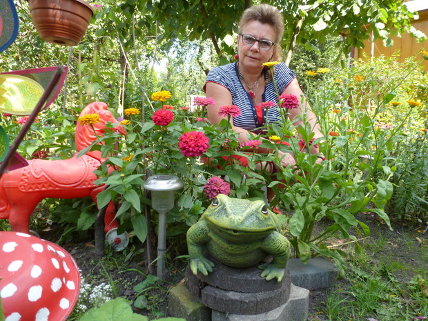 Wśród kwiatów są też różne ozdoby