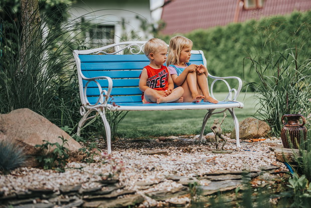 -Z tej ławeczki podglądamy z Witkiem ptaki, które przylatują do jeziora żeby się wykąpać. I tak śmiesznie trzepią skrzydłami. Prawda Wiciu?
-Tak