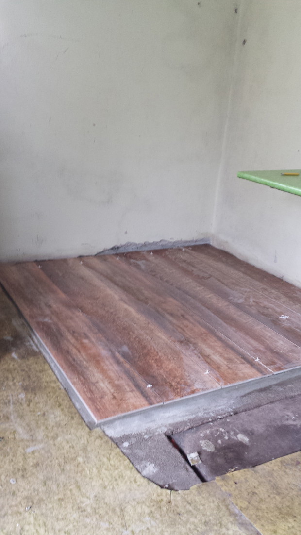 Zacząłem od położenia kafli z fakturą drewna :)