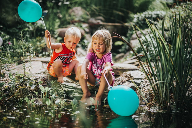 -Zobacz Witek, jaka ładna żaba. Siedzi na liściu nenufaru, taka zielona. Widzisz Wiciu?
-Tak