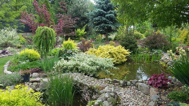 Najstarsza część ogrodu- za altaną, okolice stawku. Rabaty i stawek stworzone z długo zbieranych polnych kamieni.