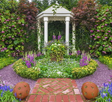 Ponadczasowa w kontekście projektowania ogrodów wydaje się być symetria - stwarzająca wrażenie porządku i spokoju. (zdj.: Adobe Stock)