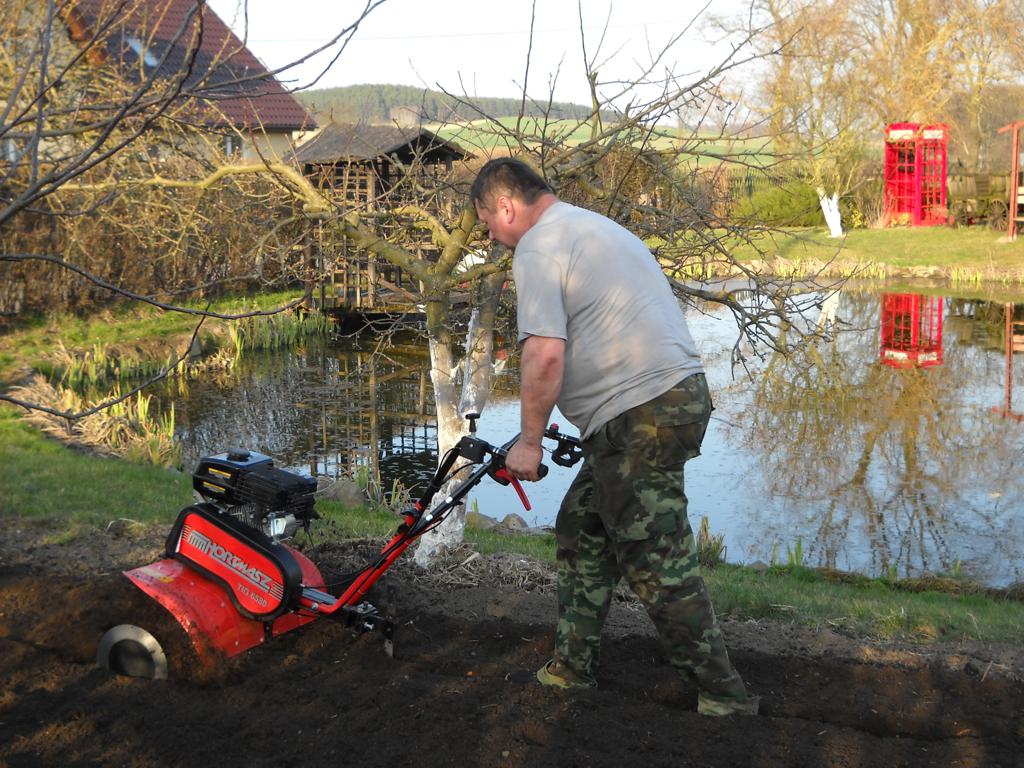 Praca glebogryzarką w warzywniaku.