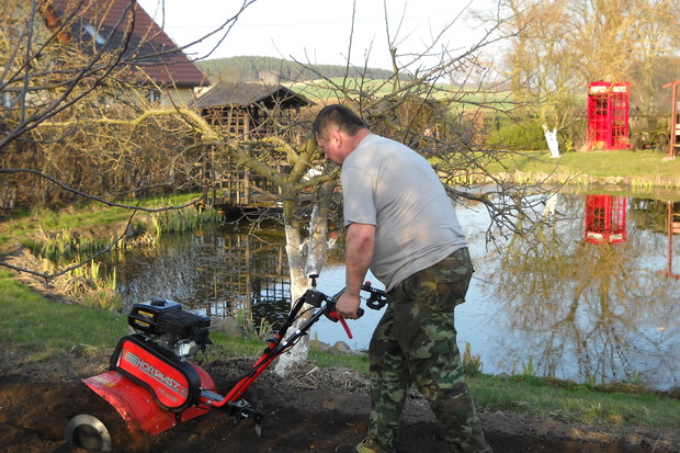 Praca glebogryzarką w warzywniaku.