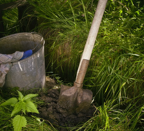 W zależności od rozmiaru działki, wykopanie strumyka może być czasochłonne i męczące, efekt tej pracy z pewnością jednak wynagrodzi cały włożony trud. (zdj.: Adobe Stock)