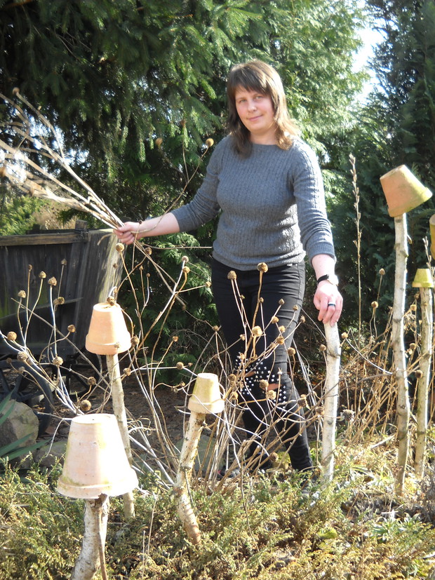 Wyrywanie suchych pozostałości na rabatach.