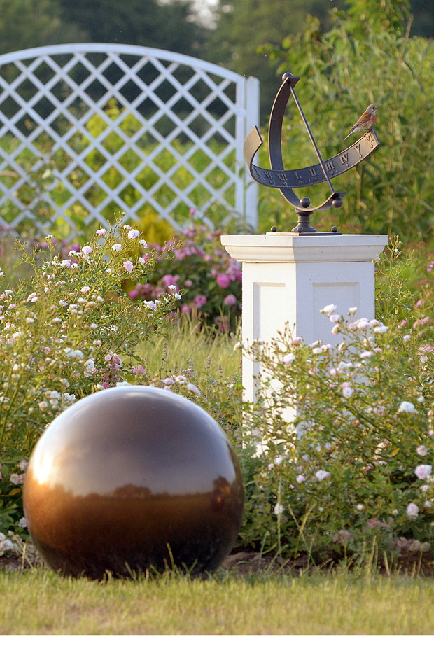 Architektury nie tylko służy nam. Ptaki mają na niej również swoje punkty obserwacyjne. Na zegarze usiadła makolągwa miłośniczka dojrzewających nasion lawendy.