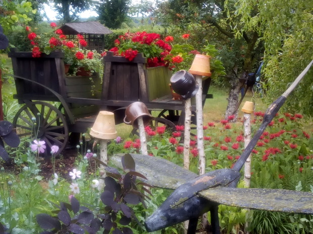 Bryczka konna wykonana własnoręcznie nad stawkiem.
