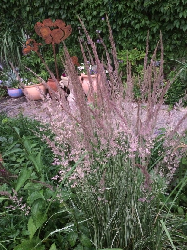 Donice przy wejściu doogrodu