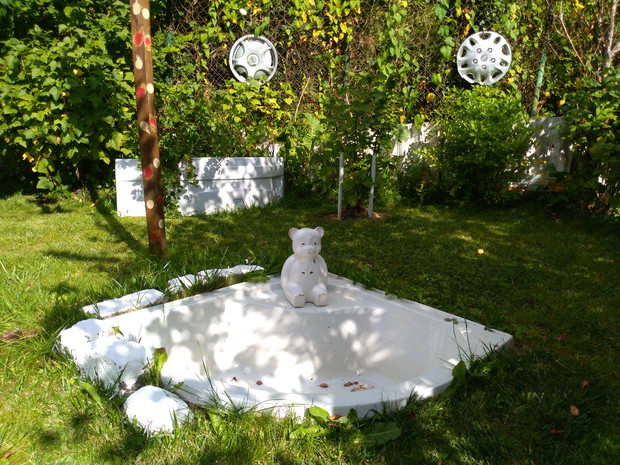 Jak zrobić za darmo basen dla dzieci? Wystarczy wkopać niepotrzebny brodzik i zrobić odpływ wody, żeby regularnie ją wymieniać. Kilka dekoracji pod kolor i mamy basen idealny na upały!