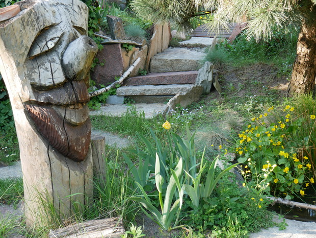 kamienne schody przy ogrodzie skalnym