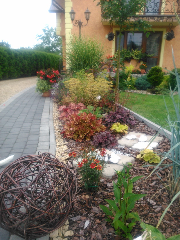 Kule wiklinowe po wcześniejszej impregnacji świetnie znoszą zmienne warunki atmosferyczne w ogrodzie.