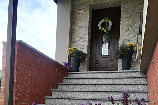 Lawendowe wejście do domu.