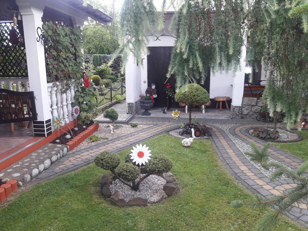 Modrzew i szklane kwiaty.