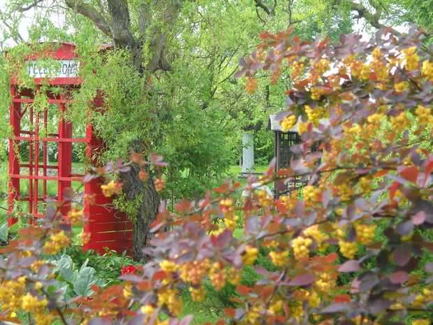 Moja wymarzona ozdoba w ogrodzie Angielska Budka Telefoniczna.