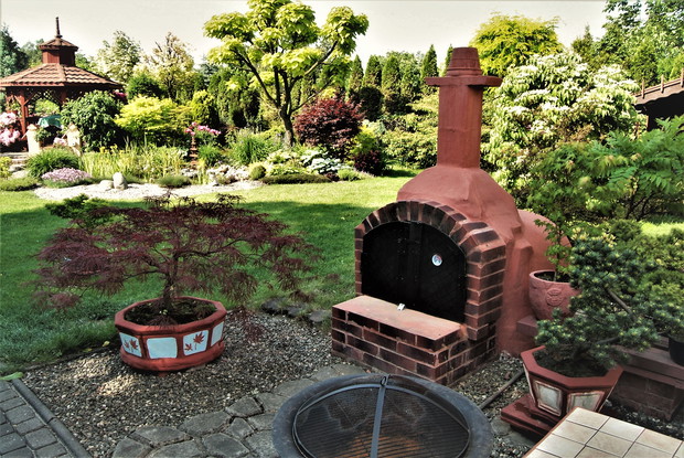 piec do pizzy w tle ogrodu.