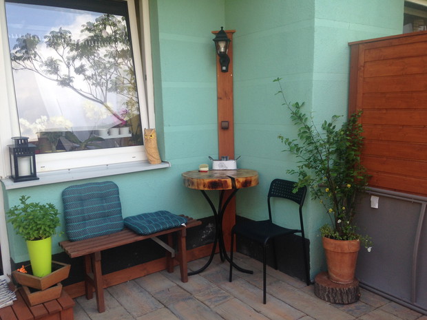 Stół wykonany z plastra drewna - przypalany 