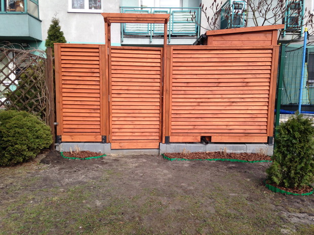 Widok przed ogródkiem - wzdłuż ogrodzenia trawa ozdobna 