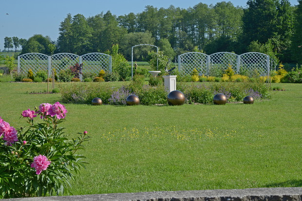 Widok z tarasu na osiową brankę do warzywniaka.