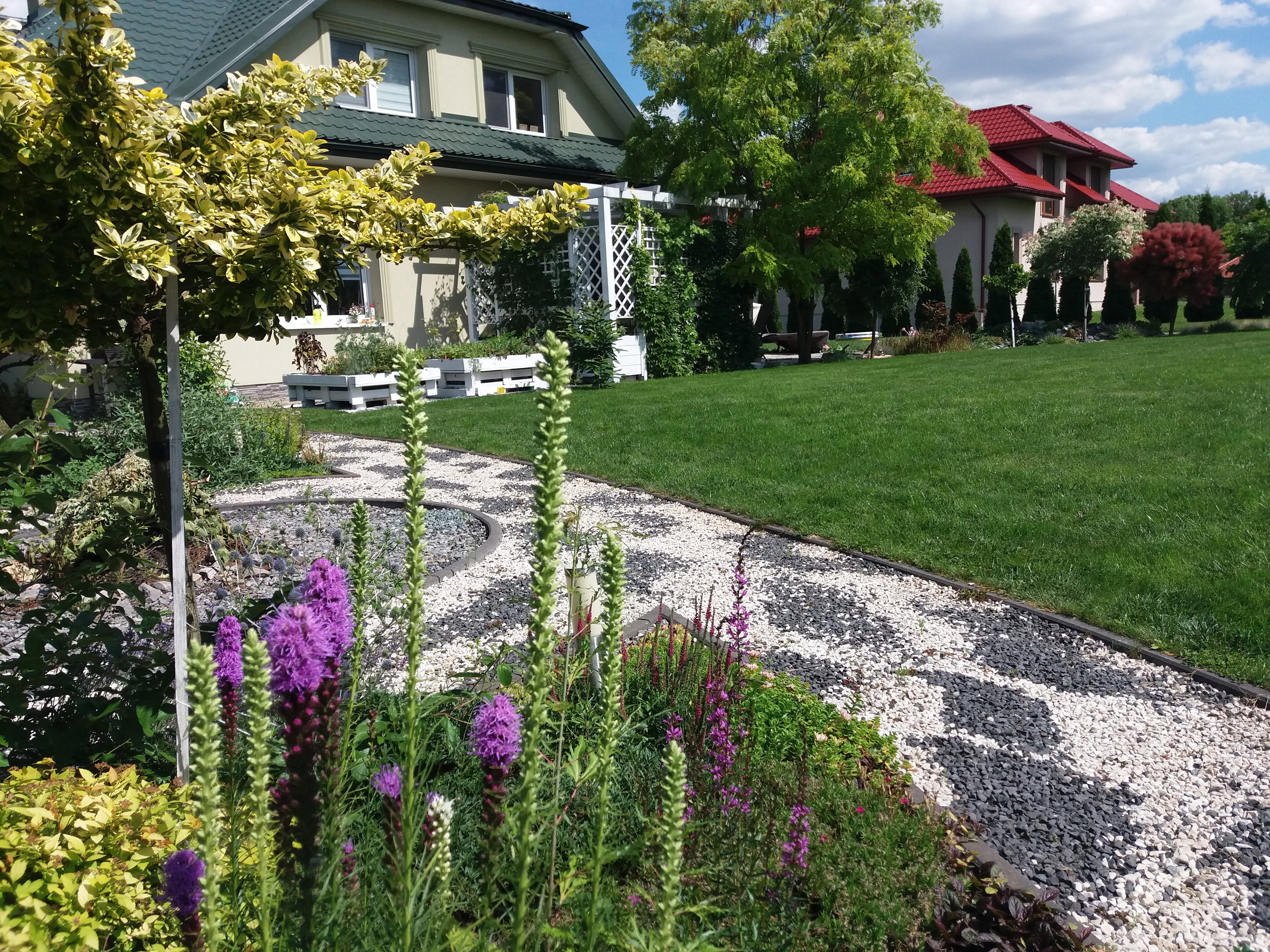 Żwirki

Nawierzchnia żwirowa też może stanowić ozdobę w ogrodzie. Ten wzór powtarzałam też na innych rabatach i skalniaku.Sprawdza się nawet jeśli tak jak u mnie biegają po ogrodzie dzieci.