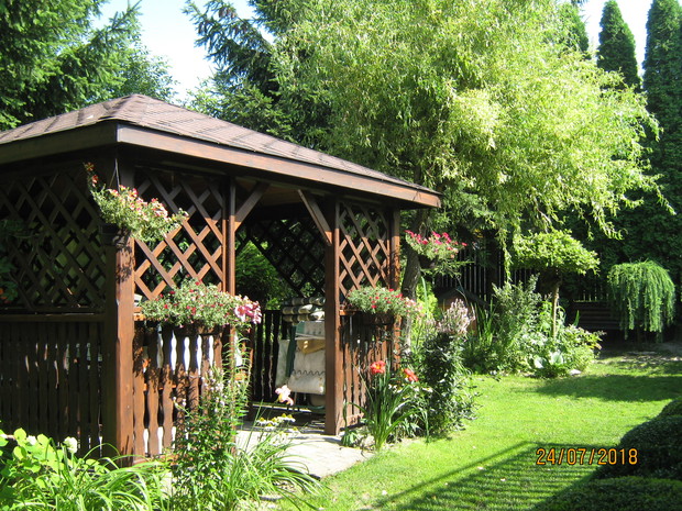 Altanka .Miejsce wypoczynku , spotkań w momentach gdy aura jest kapryśna .
