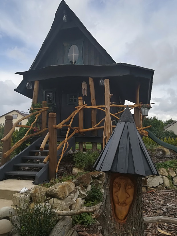 Czarownica strzegąca wejścia zaklęta w drzewie.