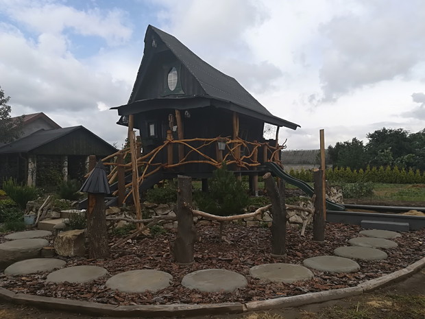 Domek czarownicy od strony tarasu ze zjeżdżalnią,