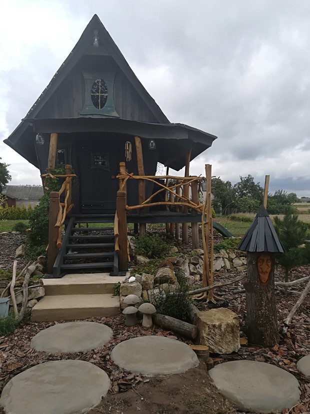 Domek czarownicy od strony wejścia.