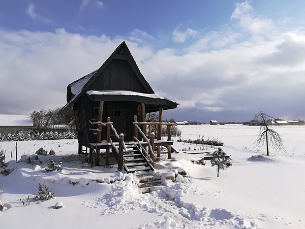 Domek czarownicy zimą.