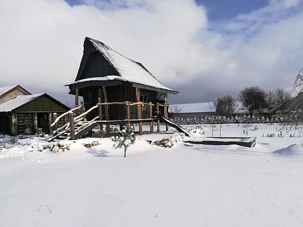 Domek czarownicy zimą.