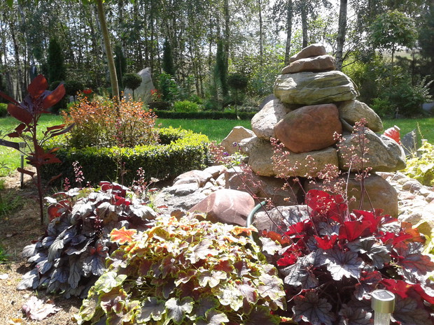 Fontanna z kamieni polnych.