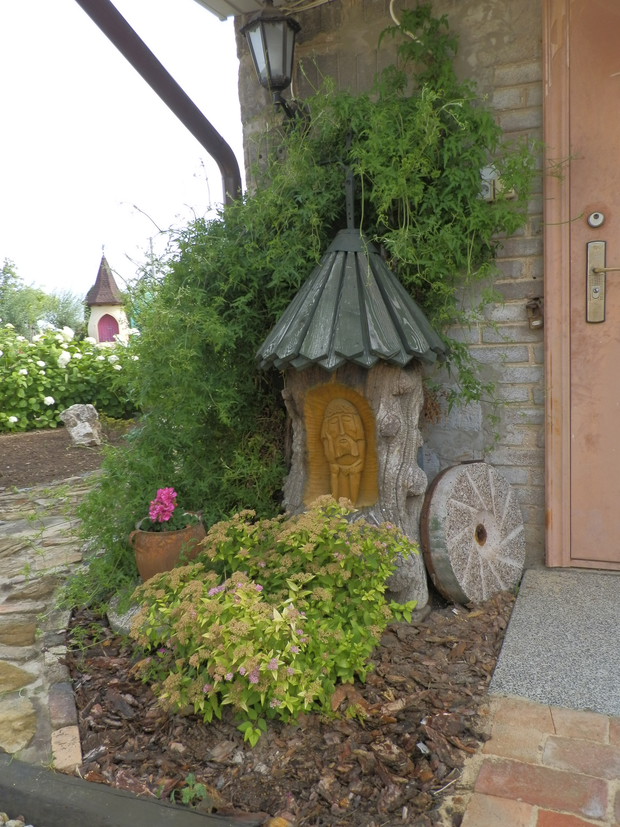 Mała kapliczka przy wejściu do letniej kuchni.